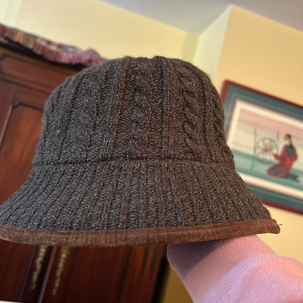 Liz Claiborne bucket hat